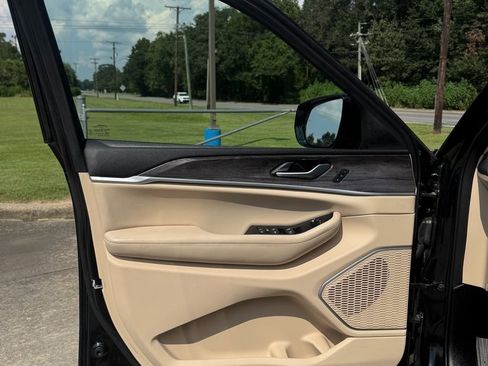 Used 2022 Jeep Grand Cherokee Limited image 7