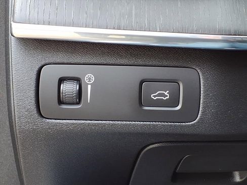 Used 2020 Volvo XC90 T6 Momentum w/ Protection Package Premier image 17