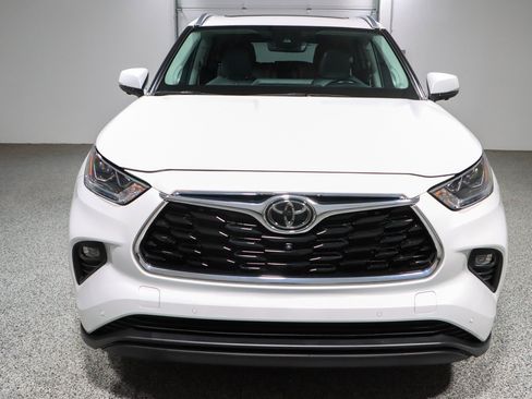 Used 2023 Toyota Highlander Limited FWD image 4