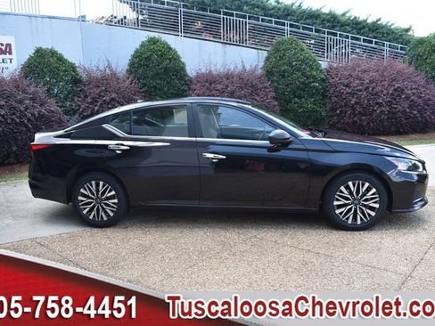 Used 2024 Nissan Altima 2.5 SV FWD image 11
