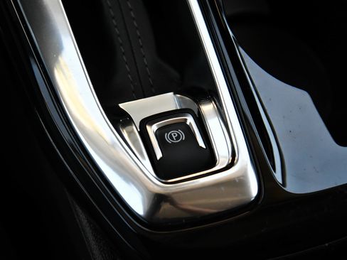 Used 2025 Chevrolet Trax LT FWD image 27
