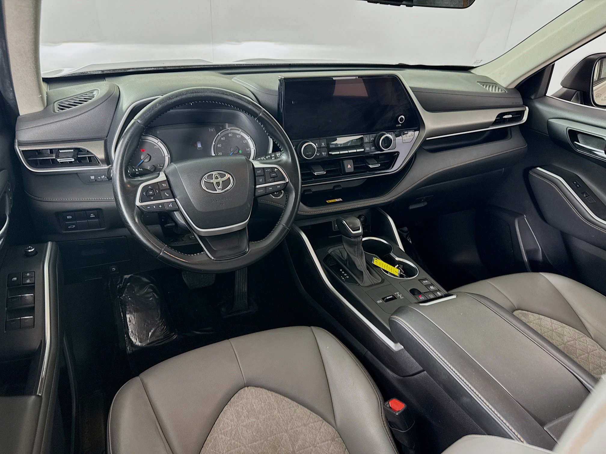 Used 2023 Toyota Highlander Bronze Edition AWD/4WD image 19
