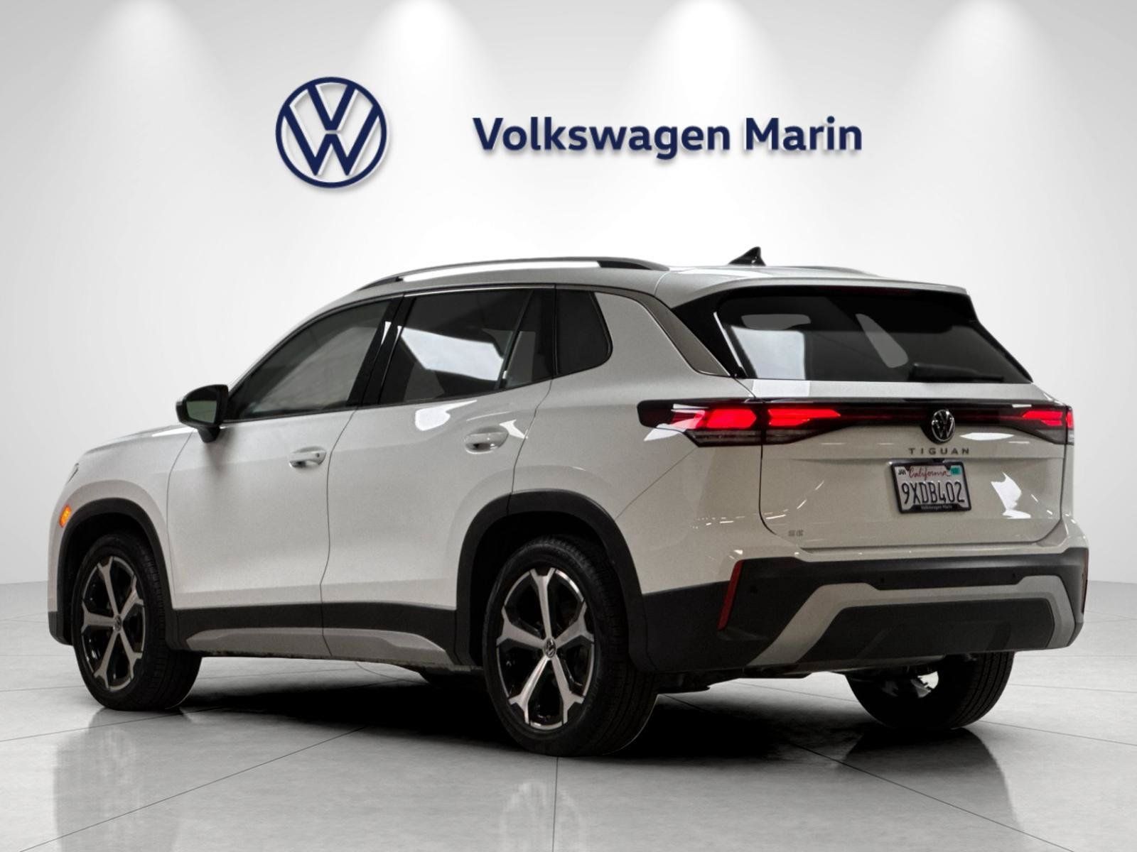 Used 2026 Volkswagen Tiguan SE w/ Panoramic Sunroof Package FWD image 3