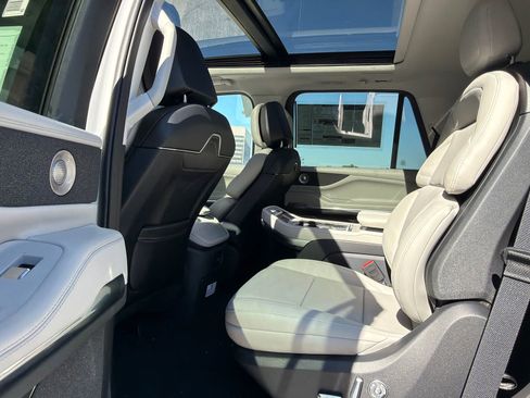 New 2026 Lincoln Navigator Reserve AWD/4WD image 19