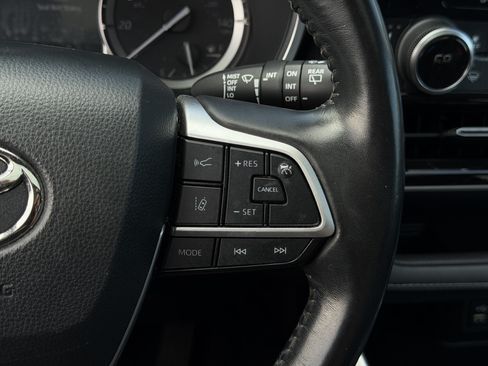 Used 2022 Toyota Highlander XLE FWD image 18