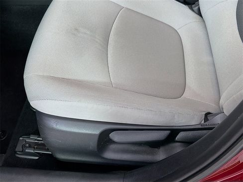 Used 2022 Toyota Corolla LE image 9