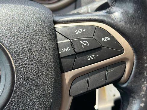 Used 2017 Jeep Cherokee Latitude w/ Cold Weather Group AWD/4WD image 25