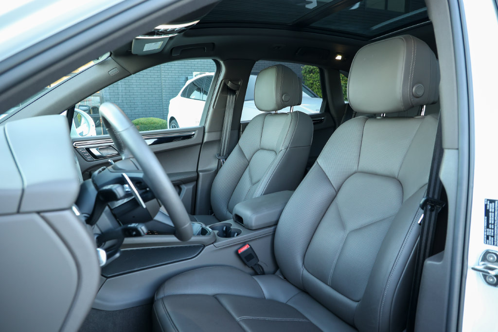 Certified 2026 Porsche Macan AWD/4WD image 5