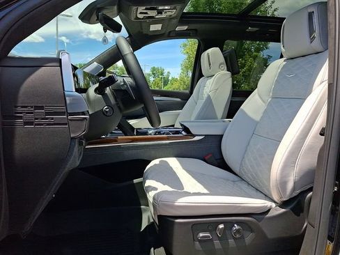 Used 2026 Cadillac Escalade Platinum Sport w/ LPO, Floor Liner Package AWD/4WD image 13