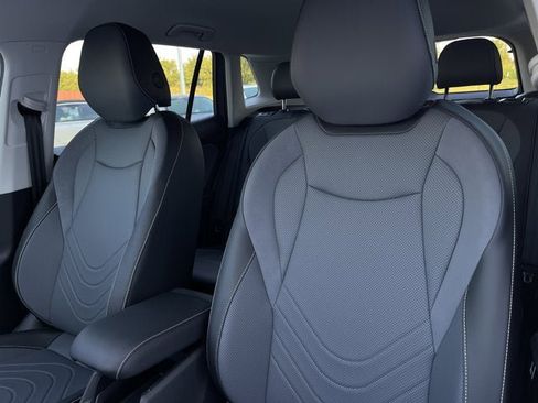 New 2025 Volkswagen Tiguan SE image 13