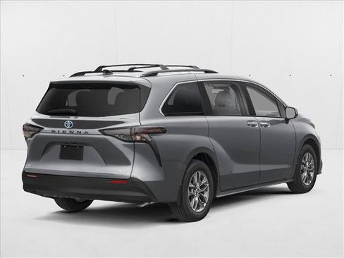 Used 2026 Toyota Sienna XLE FWD image 2