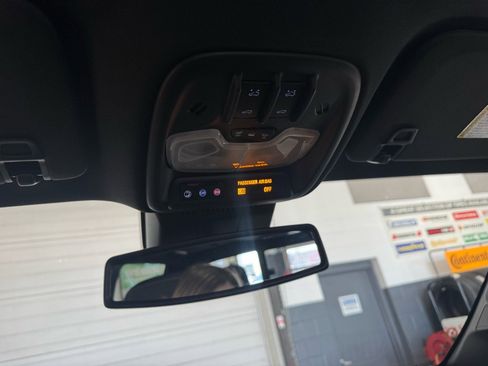 Used 2025 GMC Canyon Denali image 21