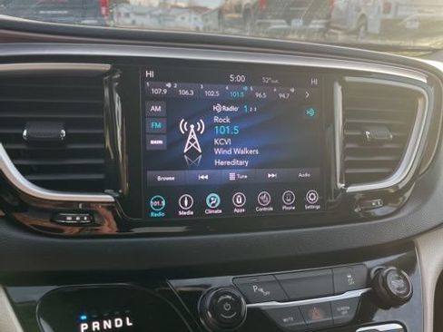 Used 2019 Chrysler Pacifica Touring-L FWD image 44