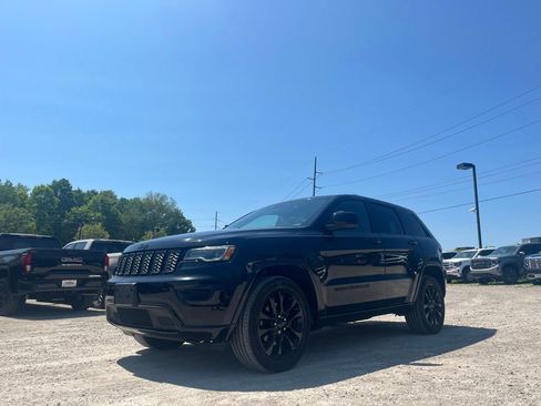 Used 2020 Jeep Grand Cherokee Altitude AWD/4WD image 2