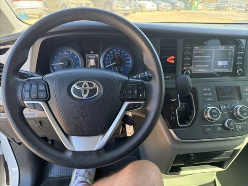 Used 2020 Toyota Sienna L image 11