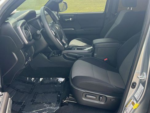 Used 2022 Toyota Tacoma TRD Sport AWD/4WD image 10