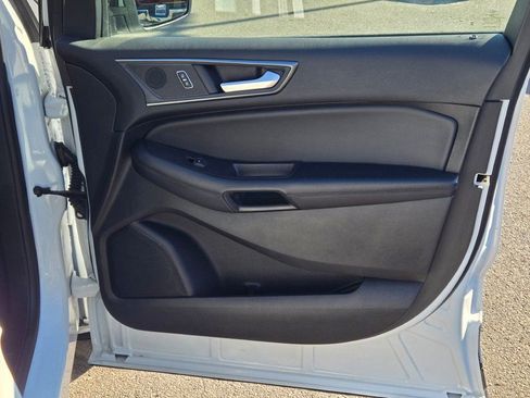 Certified 2024 Ford Edge SE w/ Black Appearance Package image 5