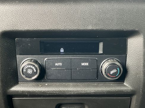 Used 2018 Chevrolet Traverse LT image 17