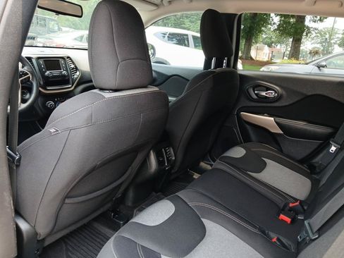 Used 2018 Jeep Cherokee Latitude FWD image 12