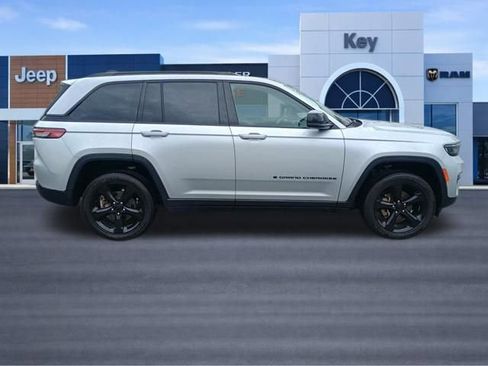 Used 2023 Jeep Grand Cherokee Altitude AWD/4WD image 7