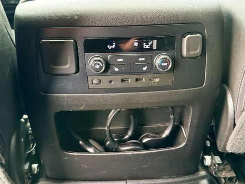 Used 2018 GMC Yukon XL SLT w/ Premium Edition AWD/4WD image 30