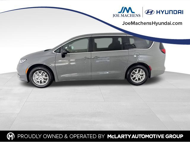 Used 2025 Chrysler Pacifica Select FWD image 9