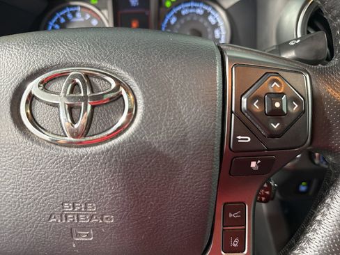 Used 2019 Toyota Tacoma TRD Sport AWD/4WD image 30