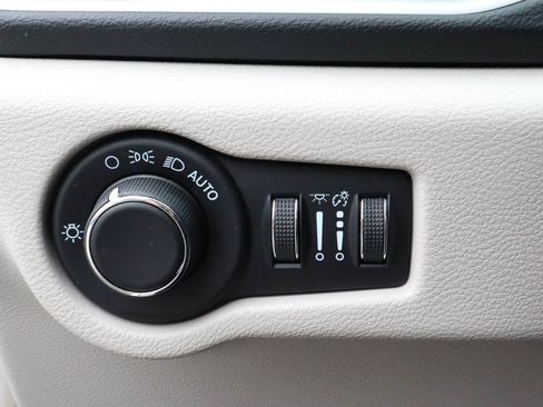 Used 2023 Chrysler Voyager LX image 15