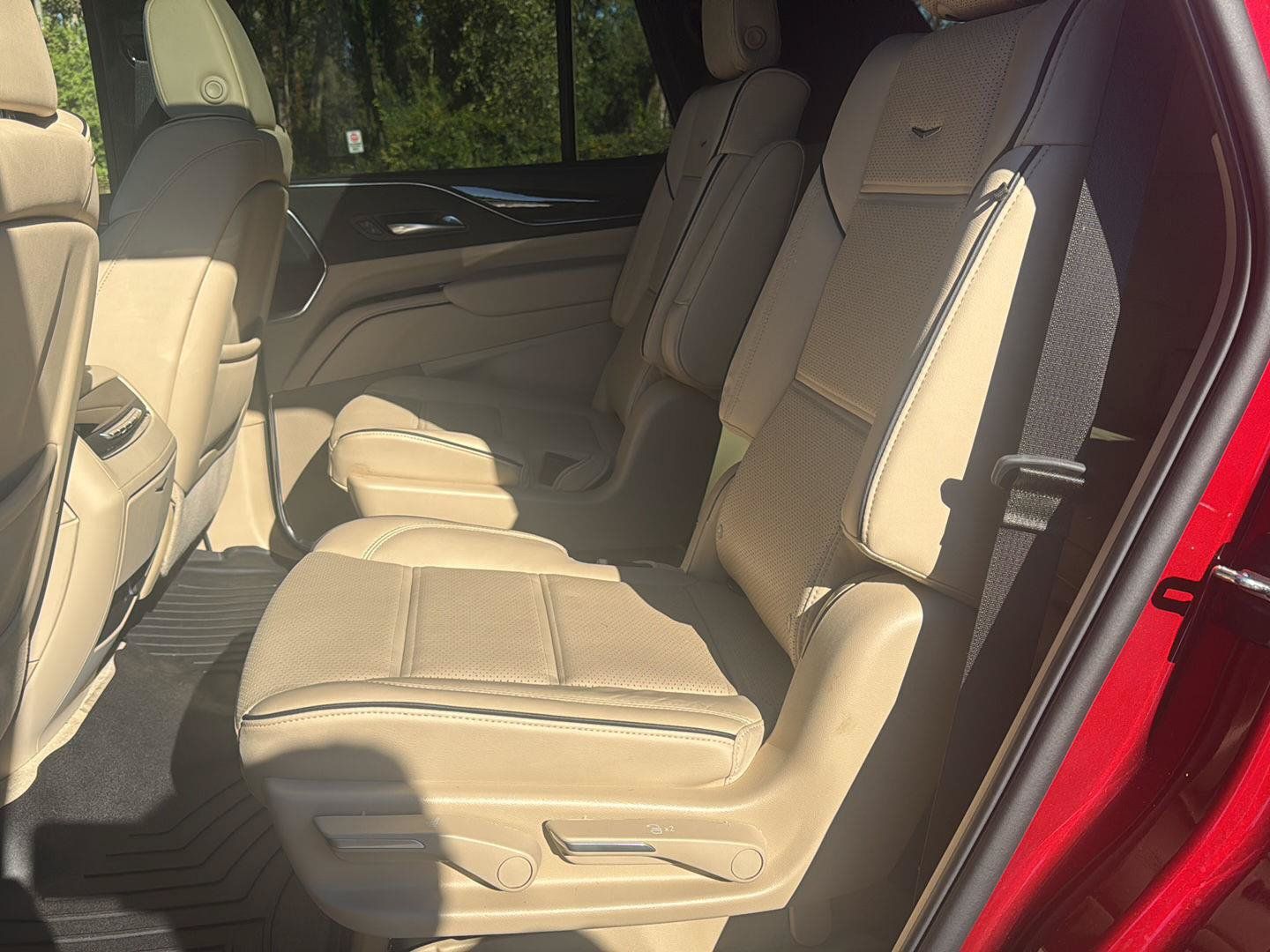 Used 2024 Cadillac Escalade Premium Luxury w/ LPO, Floor Liner Package AWD/4WD image 10