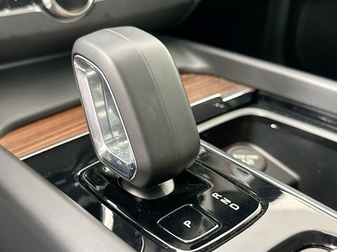 Used 2023 Volvo XC60 B5 Plus image 16