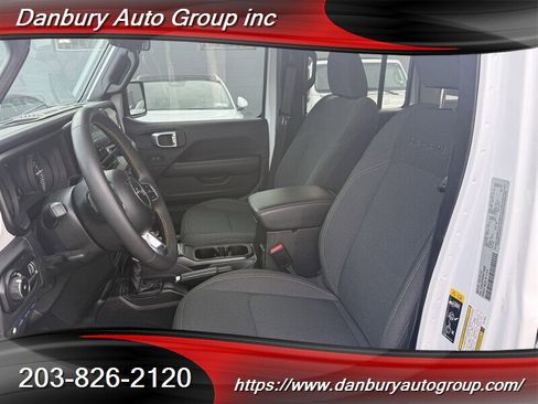 Used 2024 Jeep Wrangler Unlimited Sahara image 9