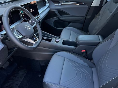 New 2025 Volkswagen Tiguan SE image 10