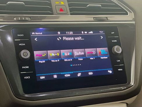 Used 2022 Volkswagen Tiguan SE w/ Panoramic Sunroof Package AWD/4WD image 11
