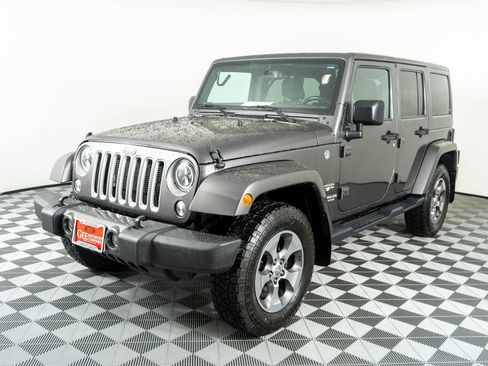 Used 2016 Jeep Wrangler Unlimited Sahara w/ Connectivity Group AWD/4WD image 3