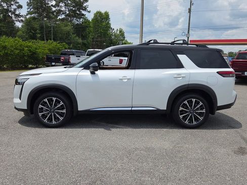 New 2026 Nissan Pathfinder Platinum FWD image 2