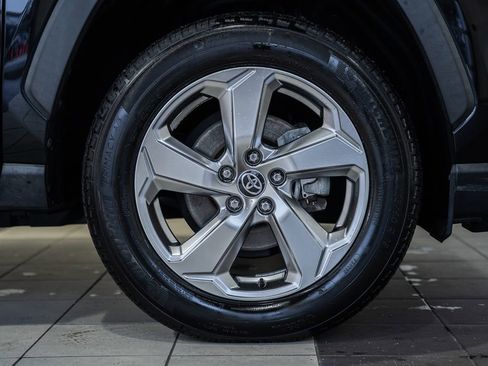 Used 2021 Toyota RAV4 XLE Premium image 15