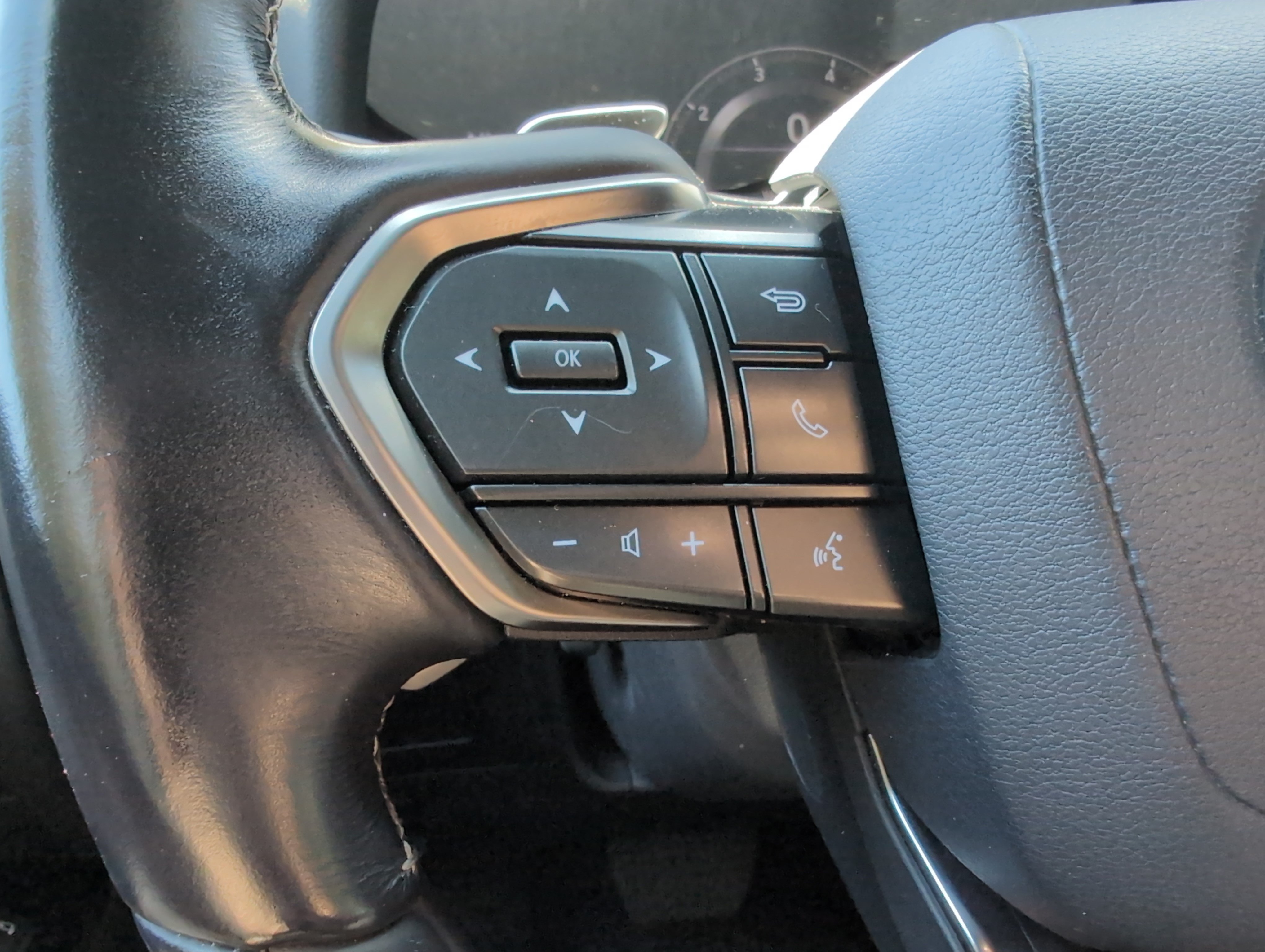 Used 2024 Lexus LX 600 4WD w/ Luxury Package image 19
