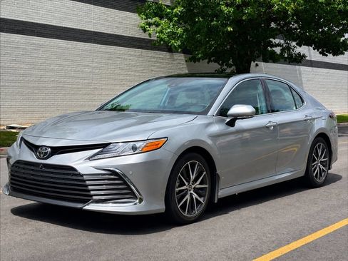 Used 2024 Toyota Camry XLE w/ Navigation Package FWD image 1