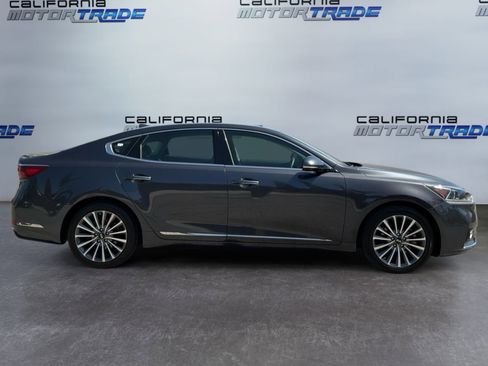 Used 2017 Kia Cadenza Premium w/ Luxury Package FWD image 4
