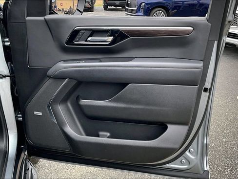 Used 2025 Chevrolet Suburban Premier image 23