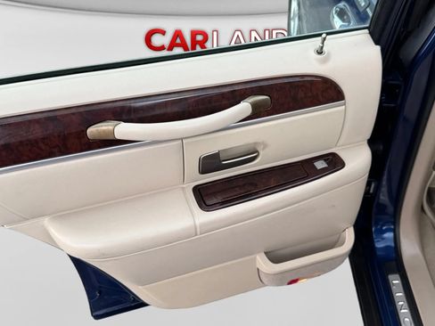 Used 2010 Lincoln Town Car Signature Limited RWD image 15