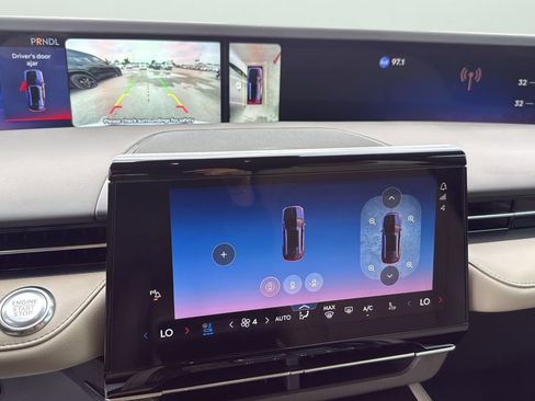 Used 2024 Lincoln Nautilus Premier AWD/4WD image 18