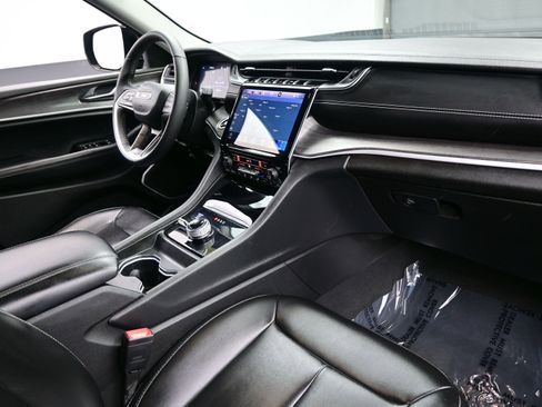 Used 2024 Jeep Grand Cherokee Limited w/ Black Appearance Package image 15