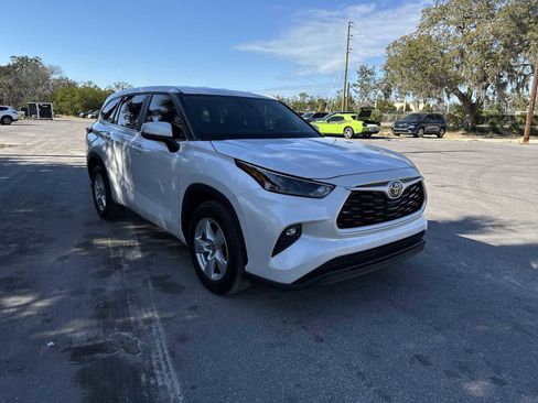 Used 2024 Toyota Highlander LE image 8