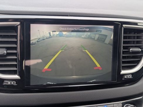 Used 2024 Chrysler Pacifica Touring-L image 15