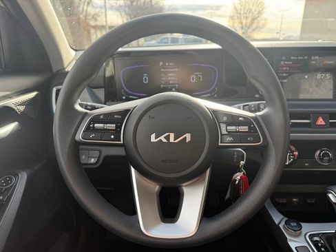 Used 2025 Kia Seltos LX image 8