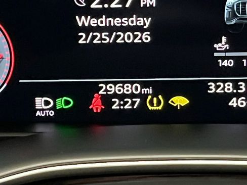 Used 2023 Audi Q8 Premium image 22