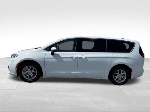 Used 2023 Chrysler Pacifica Touring-L FWD image 2