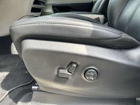 Used 2024 Chrysler Pacifica Limited FWD image 16