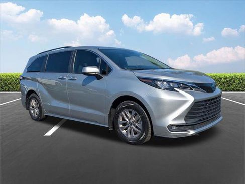 Certified 2025 Toyota Sienna XLE FWD image 2
